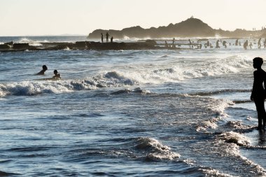 Salvador, Bahia, Brezilya - 17 Mart 2019: İnsanlar, Bahia 'nın Salvador kentindeki Farol da Barra plajında güneş altında yıkanırken görülüyor.