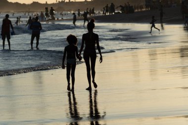 Salvador, Bahia, Brezilya - 17 Mart 2019: Turistler, Bahia 'nın Salvador kentindeki Farol da Barra plajında güneş altında yıkanırken görüldü..