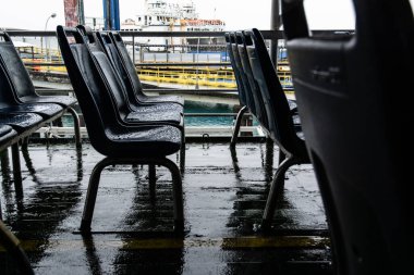 Salvador, Bahia, Brezilya - 30 Mart 2019: Salvador, Bahia 'da yağmurdan ıslanan feribot sandalyeleri.