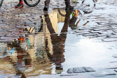 Salvador, Bahia, Brezilya - 12 Mayıs 2019: Salvador, Bahia 'nın tarihi merkezi Pelourinho' da yapılacak yarış için ısınma turunda bisikletçilerin su birikintisine yansıması.