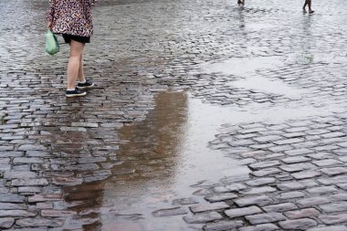 Salvador, Bahia, Brezilya - 19 Temmuz 2019: Yoldan geçenler Salvador, Bahia 'nın tarihi merkezinde sağanak yağış sırasında görüldü.