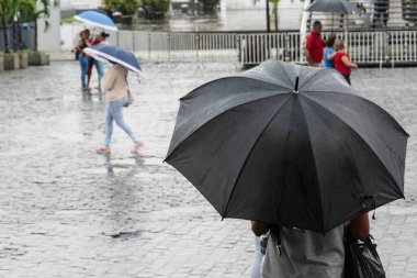 Salvador, Bahia, Brezilya - 19 Temmuz 2019: Salvador, Bahia 'da yayalar yağmur sırasında sokakta yürürken görüldü.