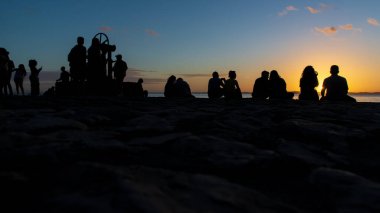 Salvador, Bahia, Brezilya - 08 Ağustos 2019: İnsanlar siluet içinde, Salvador, Bahia 'da günbatımının keyfini çıkarırken görüldü.