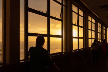 Salvador, Bahia, Brezilya - 23 Ağustos 2019: Yoldan geçenler, siluet içinde, Salvador, Bahia 'daki Lacerda asansörünün koridorundan geçerken görüldü..