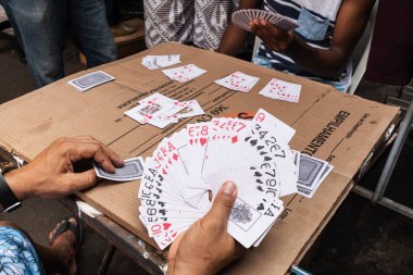 Salvador, Bahia, Brezilya - 13 Eylül 2019: İnsanlar Salvador, Bahia 'daki Sao Joaquim fuarında kart oynarken görülüyor.