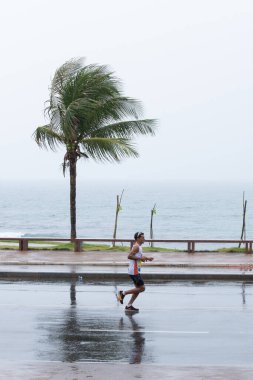 Salvador, Bahia, Brezilya - 15 Eylül 2019: Koşucular Bahia 'nın Salvador kentindeki bir maraton sırasında koşarken görüldü.