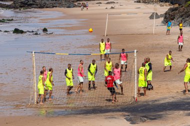 Salvador, Bahia, Brezilya - 15 Eylül 2019: Bir grup plaj futbolcusu Salvador, Bahia 'daki plajda oynarken görüldü.