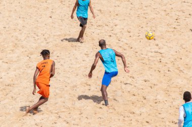 Salvador, Bahia, Brezilya - 15 Eylül 2019: Bir grup plaj futbolcusu Salvador, Bahia 'daki plajda oynarken görüldü.