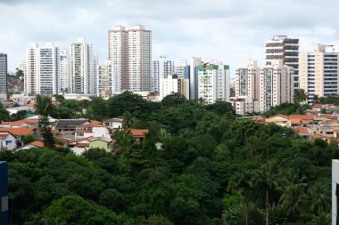 Salvador, Bahia, Brezilya - 20 Nisan 2024: Salvador, Bahia 'daki Stiep mahallesindeki konut ve finans binalarının manzarası.