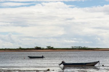 Itacare, Bahia, Brezilya - 04 Mayıs 2019: Bahia 'daki Itacare kentinde balıkçı teknelerinin görüntüsü durdu.