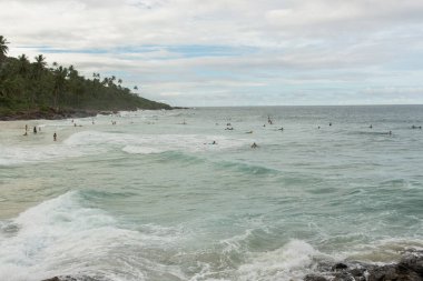 Itacare, Bahia, Brezilya - 4 Mayıs 2019: Birkaç sörfçü Itacare şehrindeki plajda dalgaları yakalarken görüldü. Bahia..