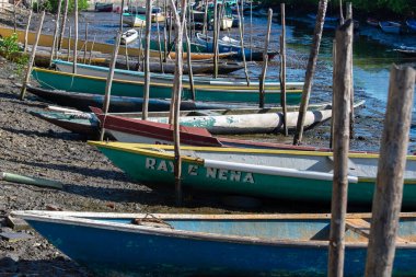 Santo Amaro, Bahia, Brezilya - 01 Haziran 2019: Bahia 'nın Santo Amaro ilçesinin Acupe limanında çok sayıda kano ve tekne durdu.