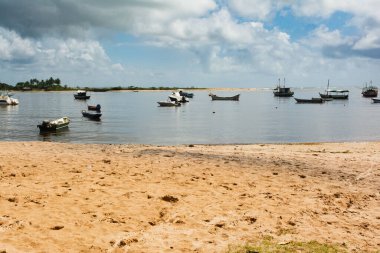 Itacare, Bahia, Brezilya - 06 Ekim 2019: Bahia 'daki turizm kenti Itacare' nin ana plajında demirlemiş teknelerin görüntüsü.