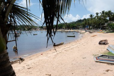 Itacare, Bahia, Brezilya - 06 Ekim 2019: Bahia 'daki turizm kenti Itacare' de sahile demir atmış teknelerle kıyı manzarası.