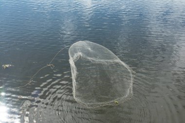 Balık yakalamak için nehre atılan bir balık ağı. nehir yiyeceği