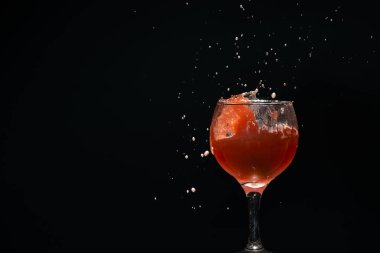 İçinde guava suyu olan cam bir bardak..