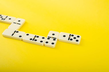 Sarı arka planda dominolar.  