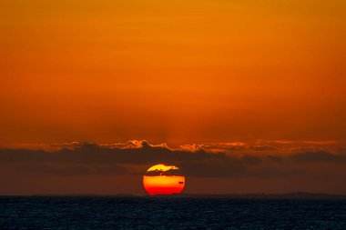 Renkli bulutlarla güzel dramatik ve rahatlatıcı sarı ve turuncu gün batımı. Doğayı yaşa.