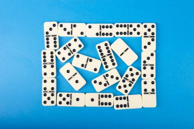 Mavi arka planda domino taşları. Beyaz Kemik Tahta Oyunu.