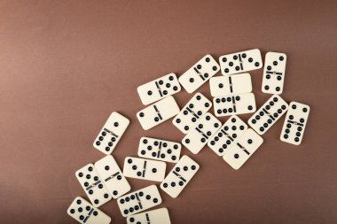 Kahverengi arka planda domino taşları. Beyaz Kemik Tahta Oyunu.