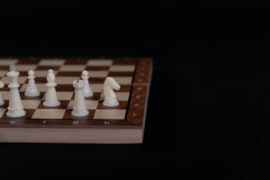 Siyah ve beyaz satranç takımı izole edilmiş satranç taşı kral, kız, fil, at, kale, siyah arka planda piyon. İş, rekabet, strateji, karar kavramı.