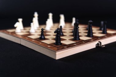 Siyah ve beyaz satranç takımı izole edilmiş satranç taşı kral, kız, fil, at, kale, siyah arka planda piyon. İş, rekabet, strateji, karar kavramı.