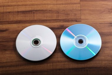 Birçok CD ahşap arka planda izole edildi. Müzik, mp3, dosyalar.