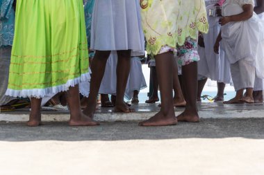Salvador, Bahia, Brezilya - 17 Şubat 2019: Candomble üyeleri, Salvador, Bahia 'da Rio Vermelho' da hediye dağıtımı sırasında dua ederken görüldü..