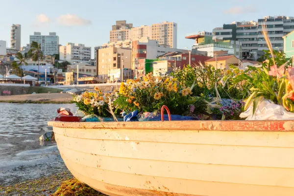stock image Salvador, Bahia, Brazil - January 27, 2019: A boat loaded with flowers for iemanja is seen with Candomble fans in the city of Salvador, Bahia.