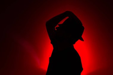 Silüet şapkalı bir adamın stüdyo portresi. Renkli arkaplanda izole.