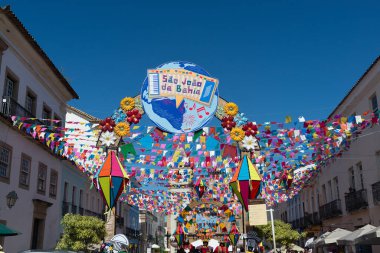 Salvador, Bahia, Brezilya - 21 Haziran 2024: Pelourinho 'daki Sao Joao festivali için yapılan dekorasyon, Salvador, Bahia şehrinin tarihi merkezi..