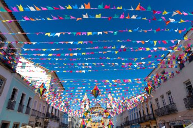 Salvador, Bahia, Brezilya - 21 Haziran 2024: Pelourinho 'nun Haziran ayındaki Sao Joao festivali için tamamen dekore edilmiş görüntüsü. Bahia, Salvador şehri..