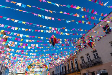 Salvador, Bahia, Brezilya - 21 Haziran 2024: Sao Joao festivali için Pelourinho dekorasyonunda bayraklar ve balonlar. Bahia, Salvador şehri..