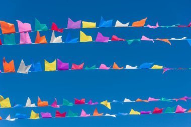 Salvador, Bahia, Brezilya - 21 Haziran 2024: Salvador, Bahia 'nın tarihi merkezi Pelourinho' daki Sao Joao festivali için balon bayraklı renkli süsleme.