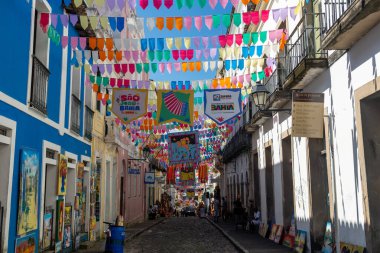 Salvador, Bahia, Brezilya - 21 Haziran 2024: Pelourinho 'daki Sao Joao festivali için yapılan dekorasyon, Salvador, Bahia şehrinin tarihi merkezi..
