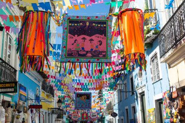 Salvador, Bahia, Brezilya - 21 Haziran 2024: Pelourinho 'daki Sao Joao festivali için yapılan dekorasyon, Salvador, Bahia şehrinin tarihi merkezi..