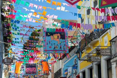Salvador, Bahia, Brezilya - 21 Haziran 2024: Pelourinho 'daki Sao Joao festivali için yapılan dekorasyon, Salvador, Bahia şehrinin tarihi merkezi..
