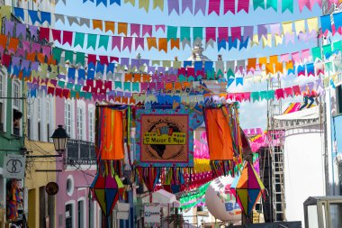 Salvador, Bahia, Brezilya - 21 Haziran 2024: Pelourinho 'daki Sao Joao ziyafeti için resmi dekorasyon, Salvador, Bahia kentinin tarihi merkezi.