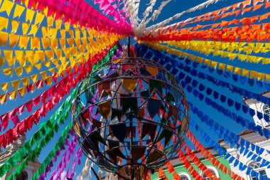 Salvador, Bahia, Brezilya - 21 Haziran 2024: Pelourinho 'daki Sao Joao festivali için yapılan dekorasyon, Salvador, Bahia şehrinin tarihi merkezi..