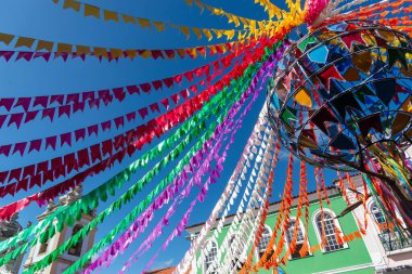 Salvador, Bahia, Brezilya - 21 Haziran 2024: Salvador, Bahia 'nın tarihi merkezi Pelourinho' daki Sao Joao festivali için balon bayraklı renkli süsleme.