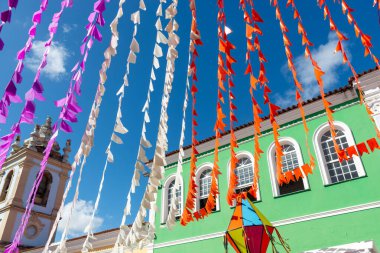 Salvador, Bahia, Brezilya - 21 Haziran 2024: Pelourinho 'daki Sao Joao festivali için yapılan dekorasyon, Salvador, Bahia şehrinin tarihi merkezi..