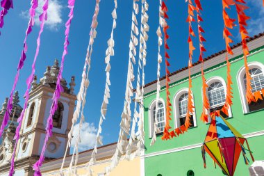 Salvador, Bahia, Brezilya - 21 Haziran 2024: Sao Joao festivali için Pelourinho dekorasyonunda bayraklar ve balonlar. Bahia, Salvador şehri..