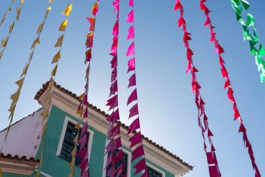 Salvador, Bahia, Brezilya - 21 Haziran 2024: Pelourinho 'daki Sao Joao festivali için dekore edilen eski evleri görmek. Bahia, Salvador şehri..
