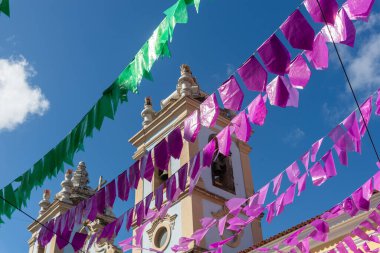 Salvador, Bahia, Brezilya - 21 Haziran 2024: Pelourinho 'nun Haziran ayındaki Sao Joao festivali için tamamen dekore edilmiş görüntüsü. Bahia, Salvador şehri..