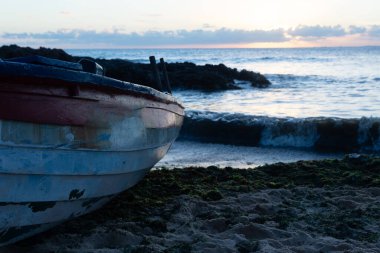 Bir balıkçı teknesi kumsala yanaştı. Aktarım