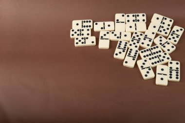 Kahverengi arka planda domino taşları. Beyaz Kemik Tahta Oyunu.