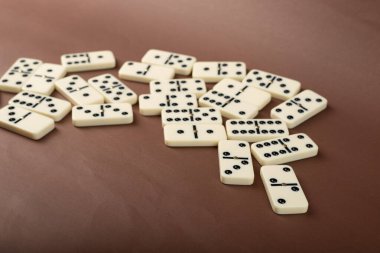 Kahverengi arka planda domino taşları. Beyaz Kemik Tahta Oyunu.