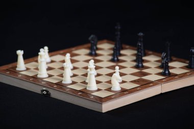 Siyah ve beyaz satranç takımı izole edilmiş satranç taşı kral, kız, fil, at, kale, siyah arka planda piyon. İş, rekabet, strateji, karar kavramı.