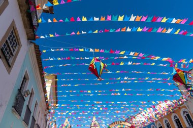 Salvador, Bahia, Brezilya - 21 Haziran 2024: Pelourinho 'daki Sao Joao ziyafeti için resmi dekorasyon, Salvador, Bahia kentinin tarihi merkezi.