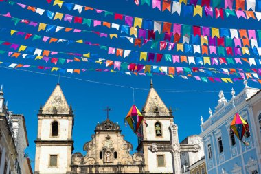 Salvador, Bahia, Brezilya - 21 Haziran 2024: Salvador, Bahia 'nın tarihi merkezi Pelourinho' daki Sao Joao festivali için balon bayraklı renkli süsleme.